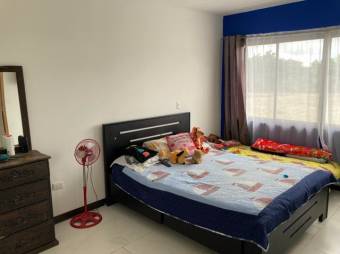 Se vende moderna casa con piscina y patio en Guácima de Alajuela 24-215