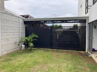 Se vende moderna casa con piscina y patio en Guácima de Alajuela 24-215