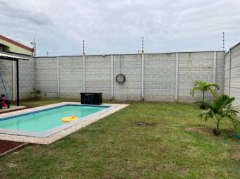 Se vende moderna casa con piscina y patio en Guácima de Alajuela 24-215