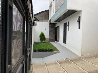 Se vende moderna casa con piscina y patio en Guácima de Alajuela 24-215