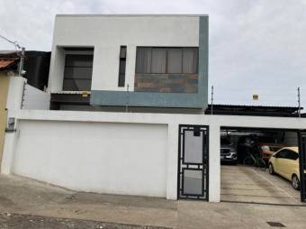 Se vende moderna casa con piscina y patio en Guácima de Alajuela 24-215