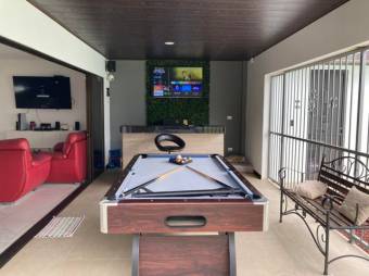 Se vende moderna casa con piscina y patio en Guácima de Alajuela 24-215