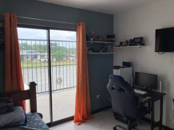 Se vende moderna casa con piscina y patio en Guácima de Alajuela 24-215