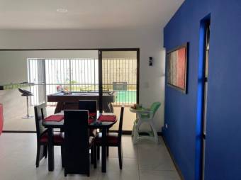 Se vende moderna casa con piscina y patio en Guácima de Alajuela 24-215