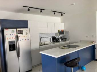 Se vende moderna casa con piscina y patio en Guácima de Alajuela 24-215