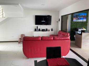 Se vende moderna casa con piscina y patio en Guácima de Alajuela 24-215