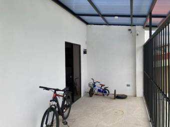 Se vende moderna casa con piscina y patio en Guácima de Alajuela 24-215