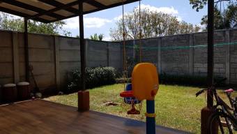 Se vende espaciosa casa con patio y terraza en Guácima de Alajuela 23-381