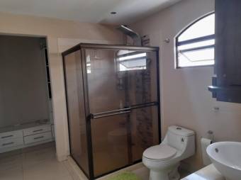 Se vende moderna casa con patio y terraza en Coyol de Alajuela 23-1062