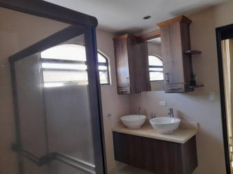 Se vende moderna casa con patio y terraza en Coyol de Alajuela 23-1062