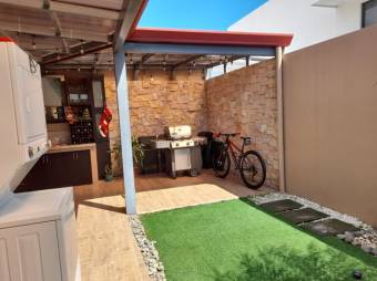 Se vende moderna casa con patio y terraza en Coyol de Alajuela 23-1062