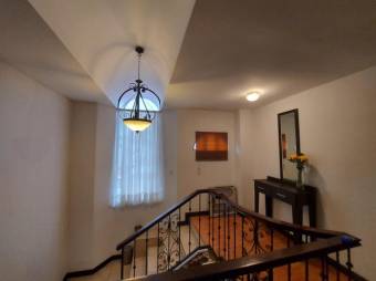 Se vende casa con jardin trasero y excelente ubicacion en San Francisco Heredia A24-838