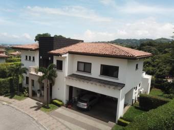 Se vende moderna casa en exclusivo condominio de Santa Ana en San José 23-361