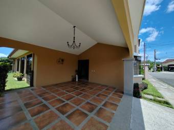 Se vende moderna casa con patio y terraza en Granadilla de Curridabat 25-251