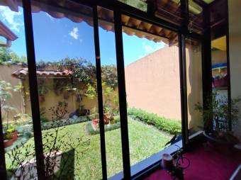 Se vende moderna casa con patio y terraza en Granadilla de Curridabat 25-251