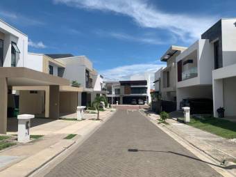 Se vende lote plano de 326m2 en residencial de Santa Ana 24-90