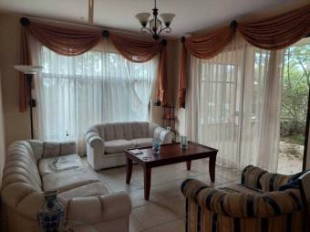 Se vende amplia propiedad con 2 casas en San Isidro de Heredia 23-3276