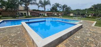 Se vende espaciosa casa con patio en condominio de San Rafael en Alajuela 25-571