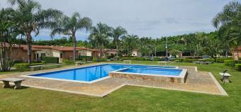 Se vende espaciosa casa con patio en condominio de San Rafael en Alajuela 25-571