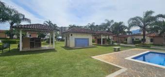 Se vende espaciosa casa con patio en condominio de San Rafael en Alajuela 25-571