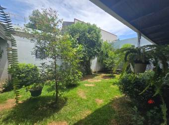 VENTA DE HERMOSA CASA EN RESIDENCIAL MONTENEGRO, ALAJUELA