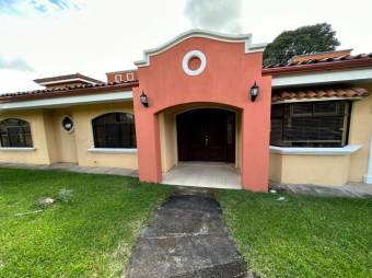 Se vende espaciosa casa con amplio Patio en San Francisco San Isidro A24-856