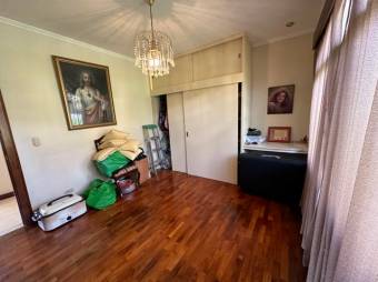 Se vende espaciosa casa con amplio Patio en San Francisco San Isidro A24-856