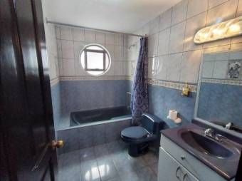 Se vende amplia propiedad con patio trasero de dos niveles en San Francisco Heredia A24-1442