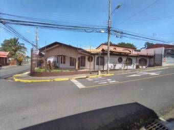 Se vende amplia propiedad con patio trasero de dos niveles en San Francisco Heredia A24-1442