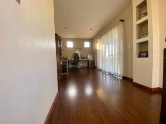 Se vende casa de 3 niveles con amplio patio en Ulloa Heredia A24-719