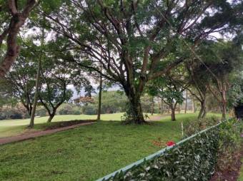 Se vende espaciosa casa con psicina y jardin trasero en Pozos Santa Ana A24-1771