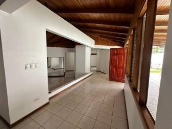 Se vende espaciosa casa con patio en La Asunción de Belén 25-199