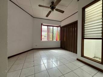 Se vende espaciosa casa con patio en La Asunción de Belén 25-199