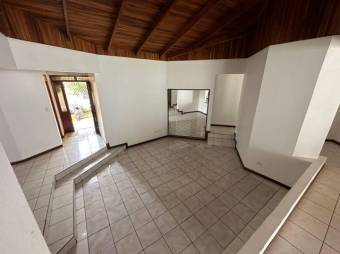 Se vende espaciosa casa con patio en La Asunción de Belén 25-199