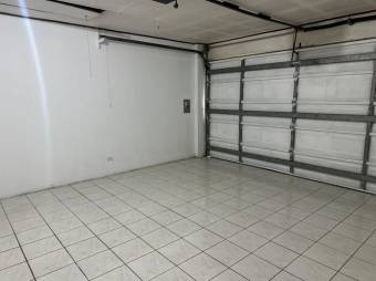 Se vende espaciosa casa con patio en La Asunción de Belén 25-199