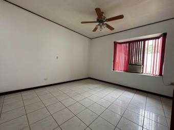 Se vende espaciosa casa con patio en La Asunción de Belén 25-199