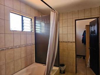 Se vende moderna casa con patio y terraza en San Joaquín de Flores 24-958