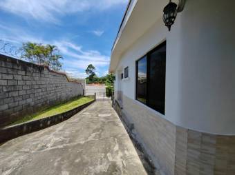 Se vende espaciosa casa con 821m2 de terreno en Barrantes de San José 24-551