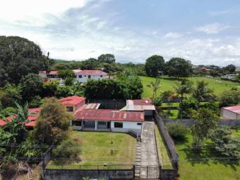 Se vende espaciosa casa con 821m2 de terreno en Barrantes de San José 24-551