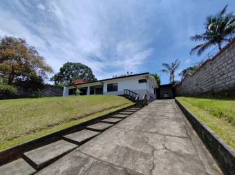 Se vende espaciosa casa con 821m2 de terreno en Barrantes de San José 24-551