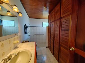 Se vende espaciosa casa con 821m2 de terreno en Barrantes de San José 24-551