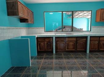 Se vende espaciosa casa con patio en Santo Domingo de Heredia 24-659