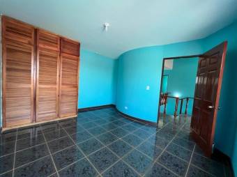 Se vende espaciosa casa con patio en Santo Domingo de Heredia 24-659