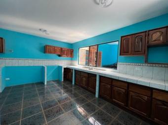 Se vende espaciosa casa con patio en Santo Domingo de Heredia 24-659