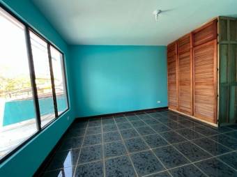 Se vende espaciosa casa con patio en Santo Domingo de Heredia 24-659