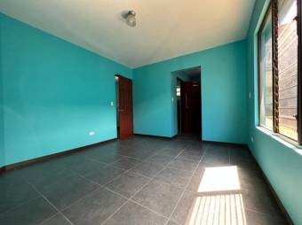 Se vende espaciosa casa con patio en Santo Domingo de Heredia 24-659