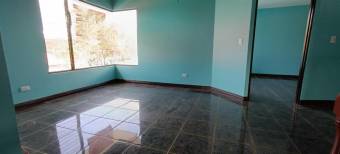 Se vende espaciosa casa con patio en Santo Domingo de Heredia 24-659