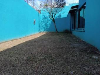 Se vende espaciosa casa con patio en Santo Domingo de Heredia 24-659