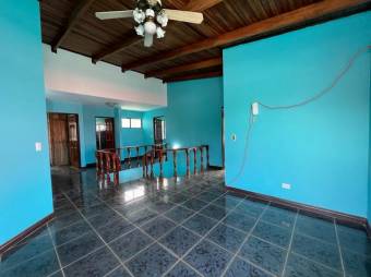 Se vende espaciosa casa con patio en Santo Domingo de Heredia 24-659