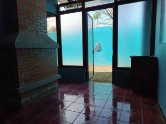 Se vende espaciosa casa con patio en Santo Domingo de Heredia 24-659